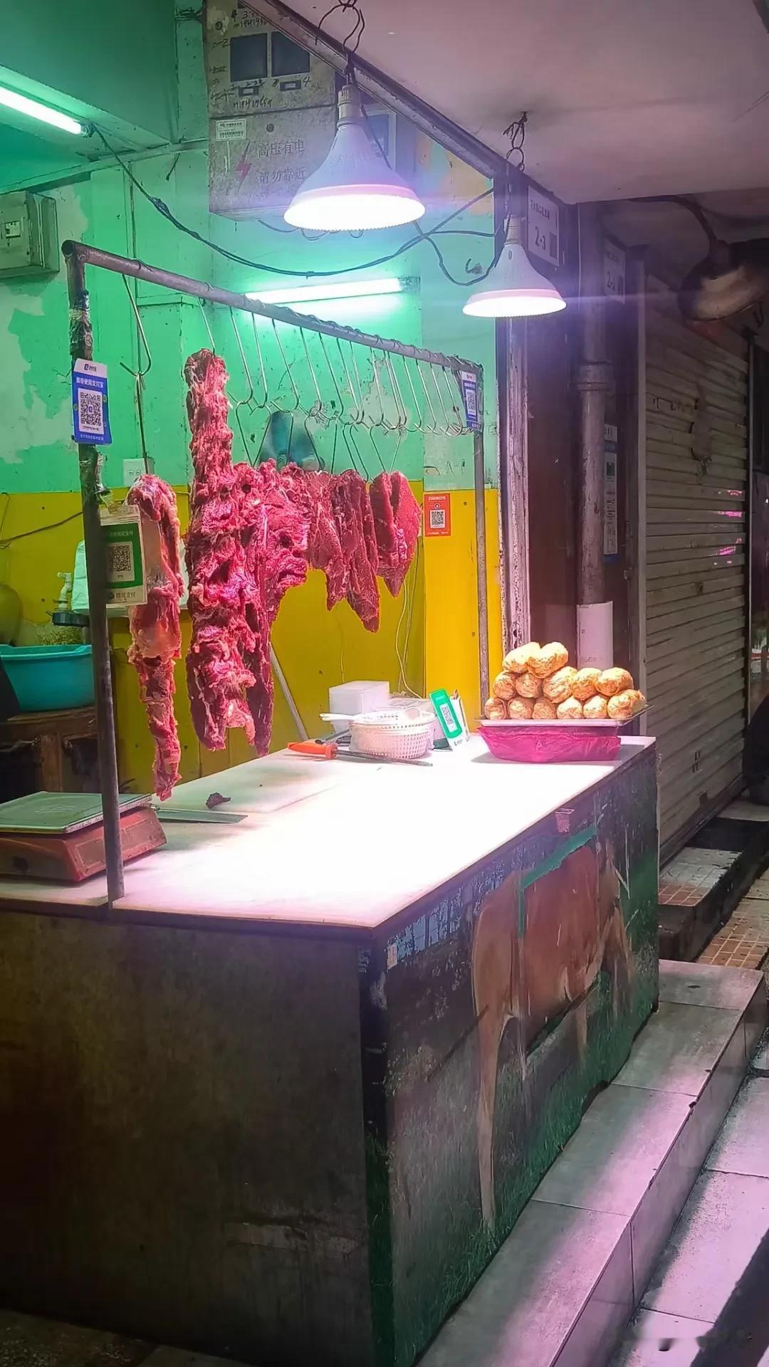 朋友圈有人说：台风“摩羯”把蔬菜都吹走了，只剩下肉。我赶紧去菜市场验证了一下，果