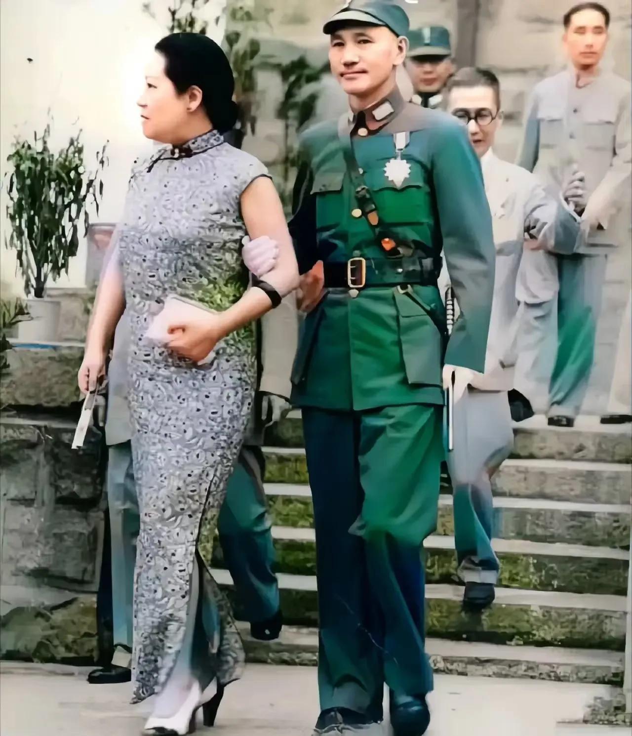 在1930年的一张老照片里，呈现出“妹夫挽着大姨子”的场景。这个女人不容小觑，即