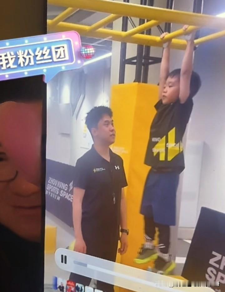 董路骄傲晒儿子。
今天早上直播中董路与家人通话后非常开心。不无骄傲的把自己儿子锻