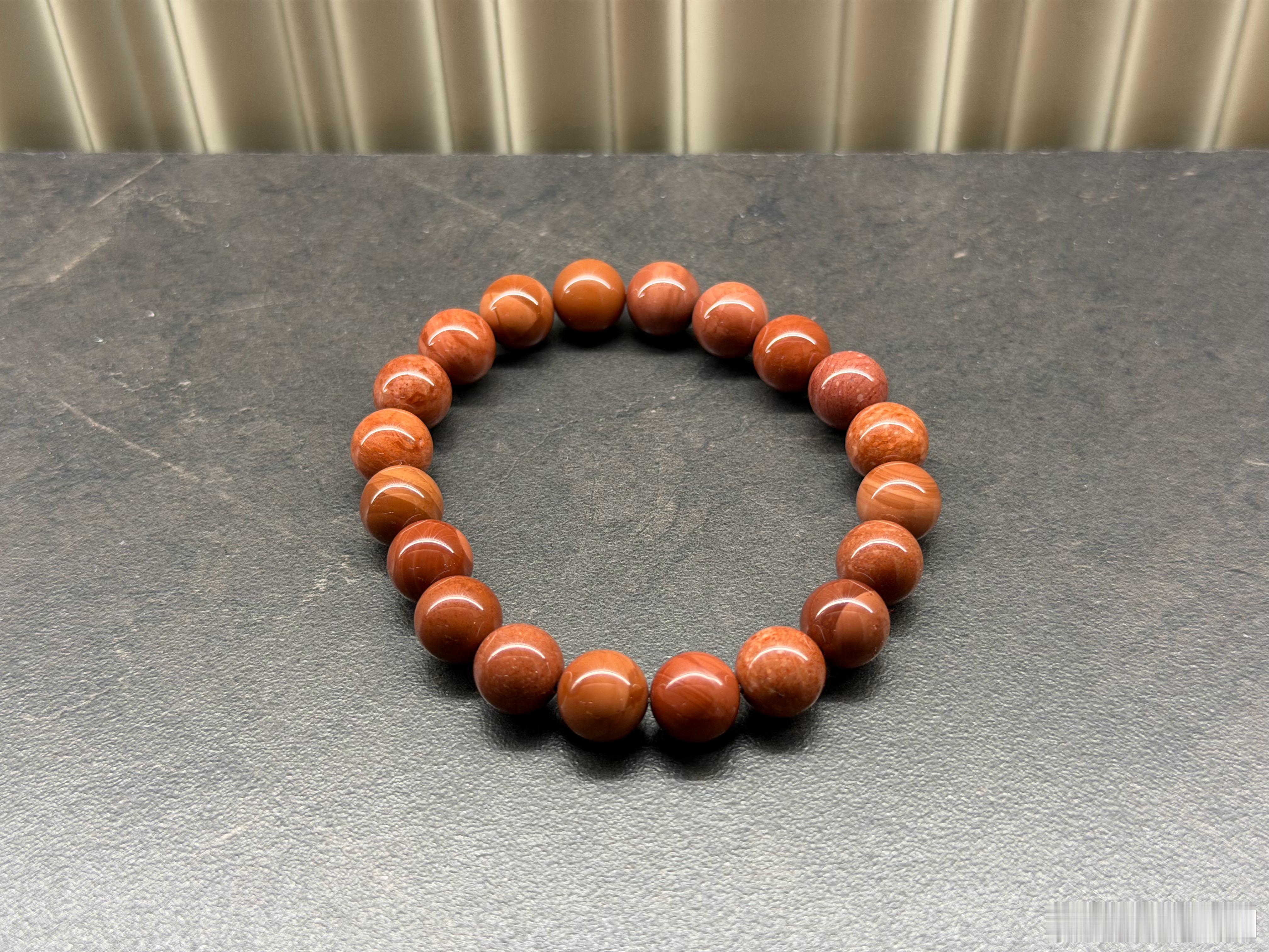 周末抽奖🧧阿拉善奇石手串继续这串棕色的乍一看很普通灯光一照挺有感觉，润老规矩，