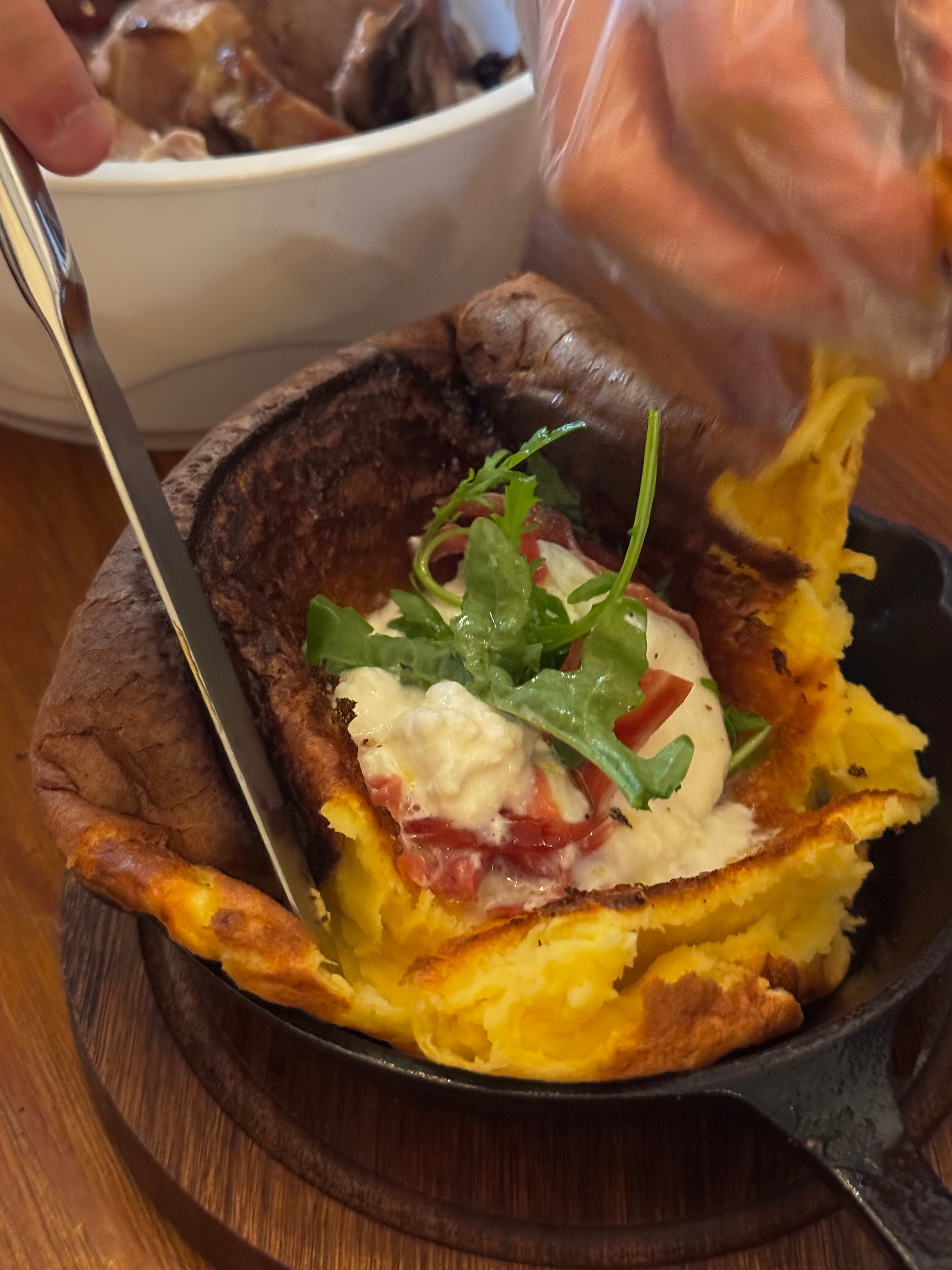 吃了几天油腻的想着吃顿brunch吧。吃到了惊艳的火腿荷兰松饼和牛肋条，手撕猪肉