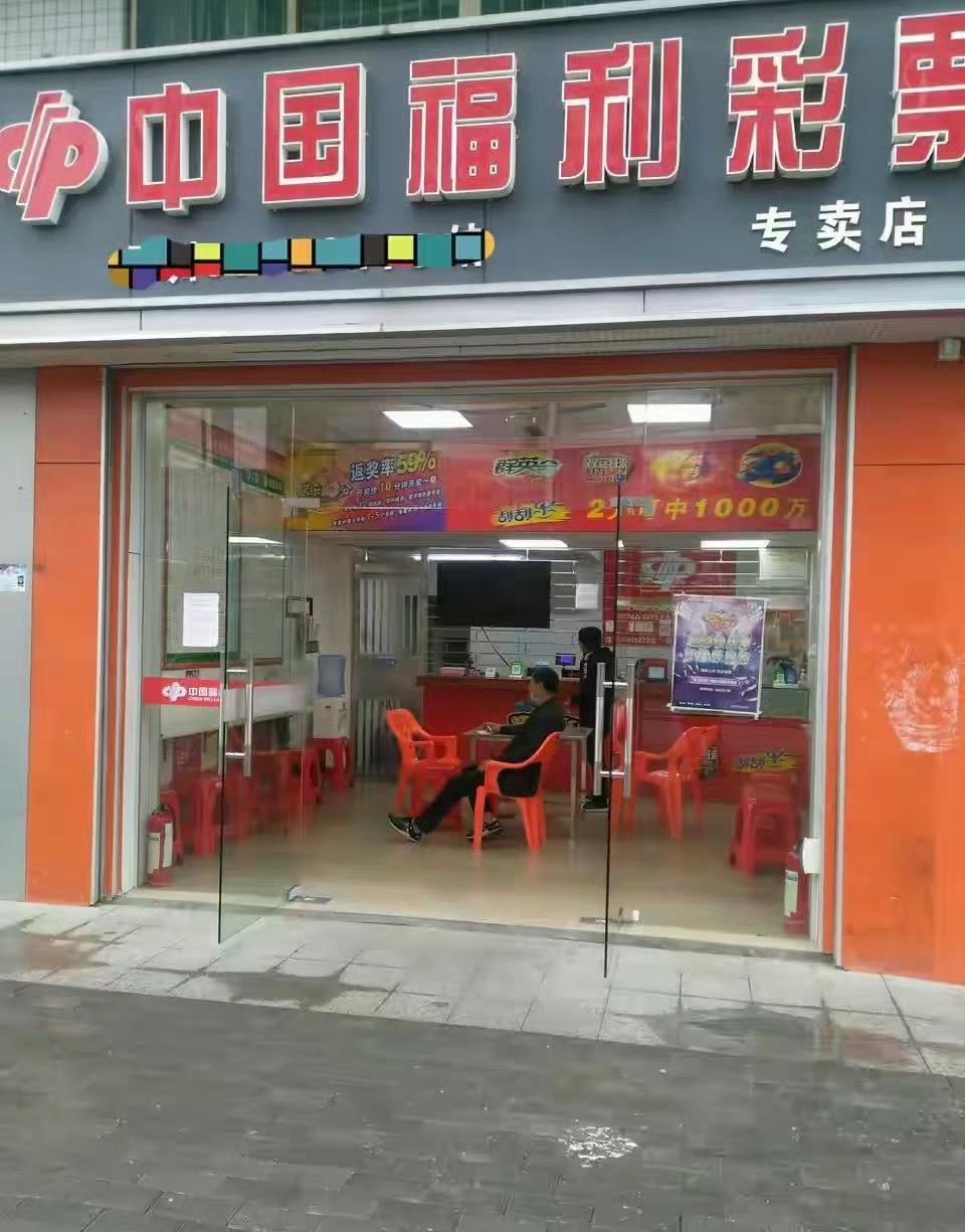 4人合伙买彩票中500万，分钱闹上法庭！再好的朋友，也别碰上这种事。
 
四个平