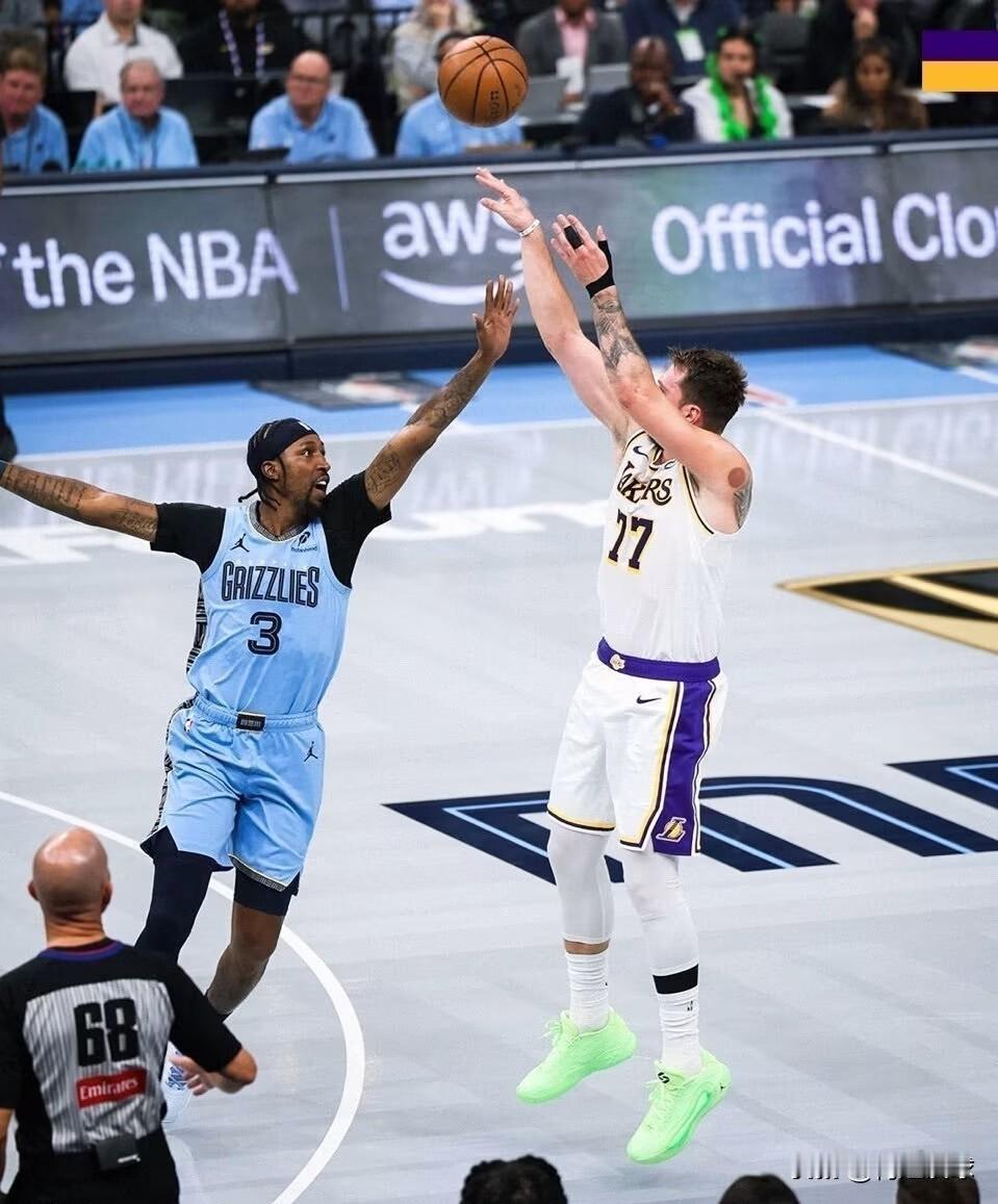 东子回来啦！湖人117：112力克灰熊，看看球员数据，谁是赢球功臣？！

1、东