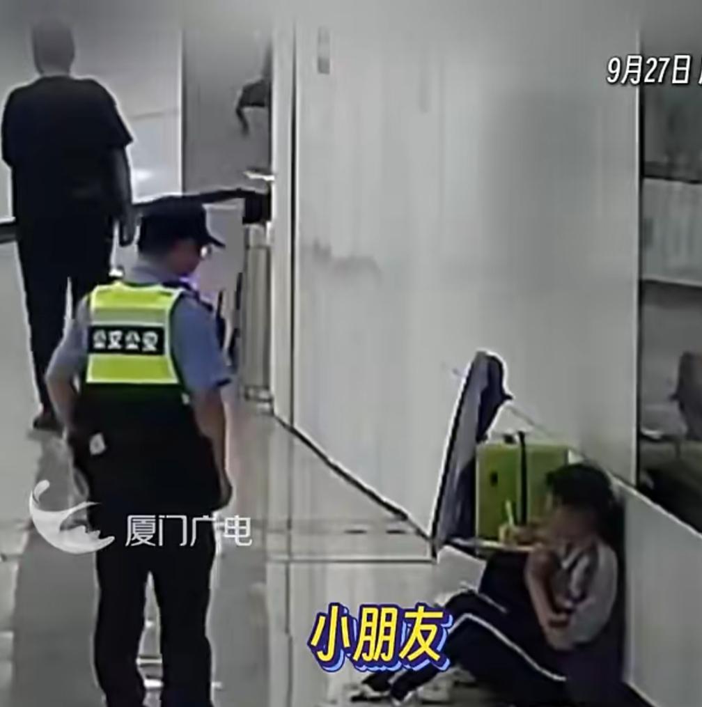 地铁里的临时学习角，藏着双向温暖
 
近日，厦门地铁东界站发生了一件温暖人心的小