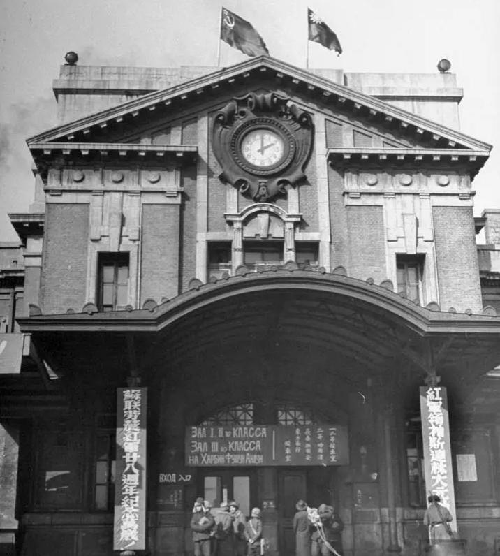 右边柱子上：红军领袖斯达林大元帅万岁