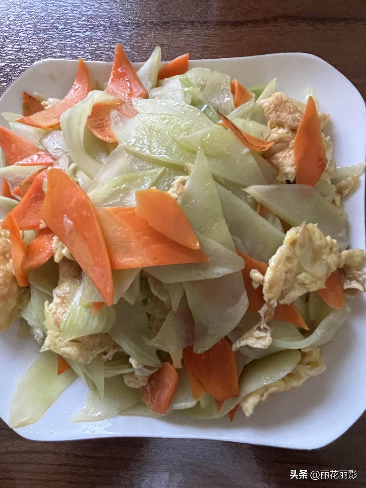 好友们晚上好！周日快乐，晚餐香香！今天的晚餐：
莴笋胡萝卜炒鸡蛋
蒸拆骨肉
红薯
