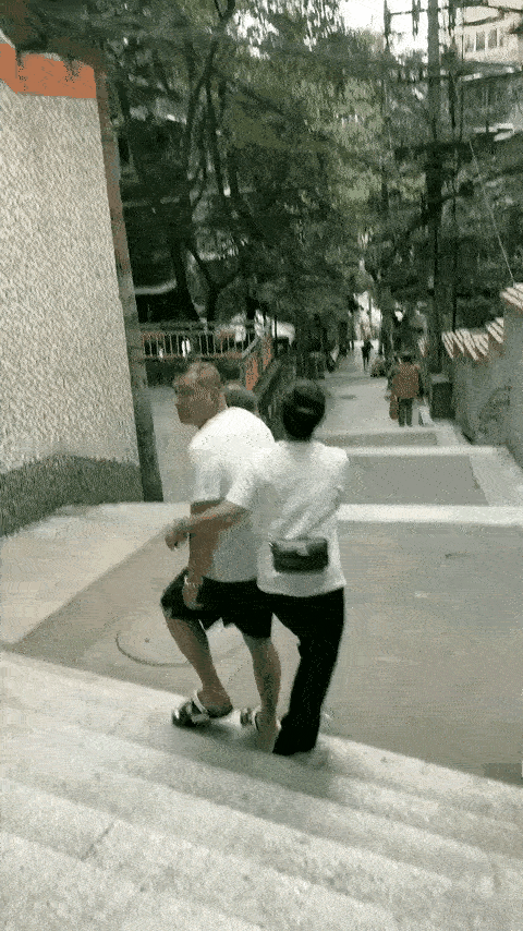 疯狂付出的代价，这两个小伙子太疯狂了，骑自行车，到了有街梯的地方，竟然不下车，依