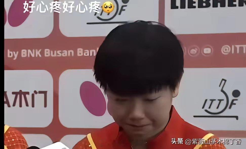 看着这个小姑娘哭红的双眼我的眼泪也跟着流下来想抱抱她，说没关系…可此时安慰的话语