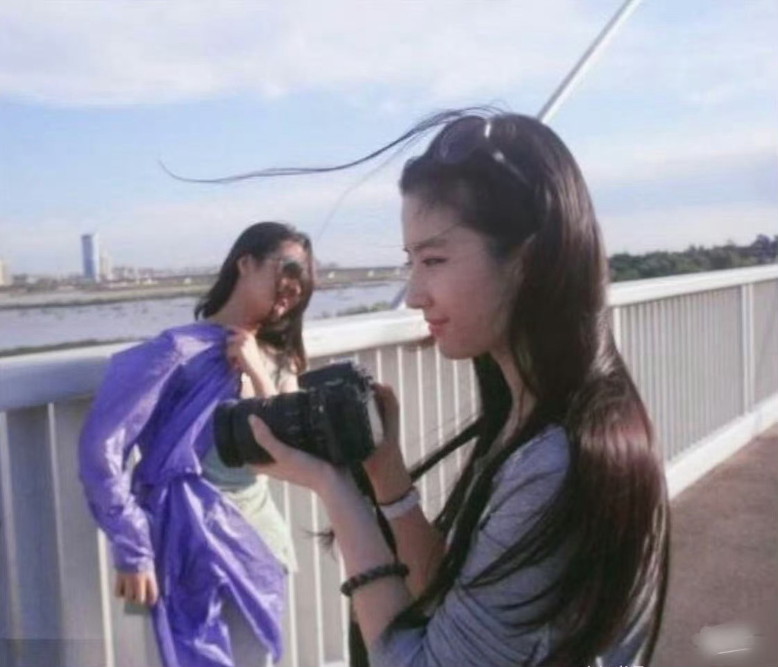 这么多人不知道我菲原名叫安风吗，后面跟妈妈姓了，刘亦菲爸爸也是跟妈妈姓…刘亦菲的