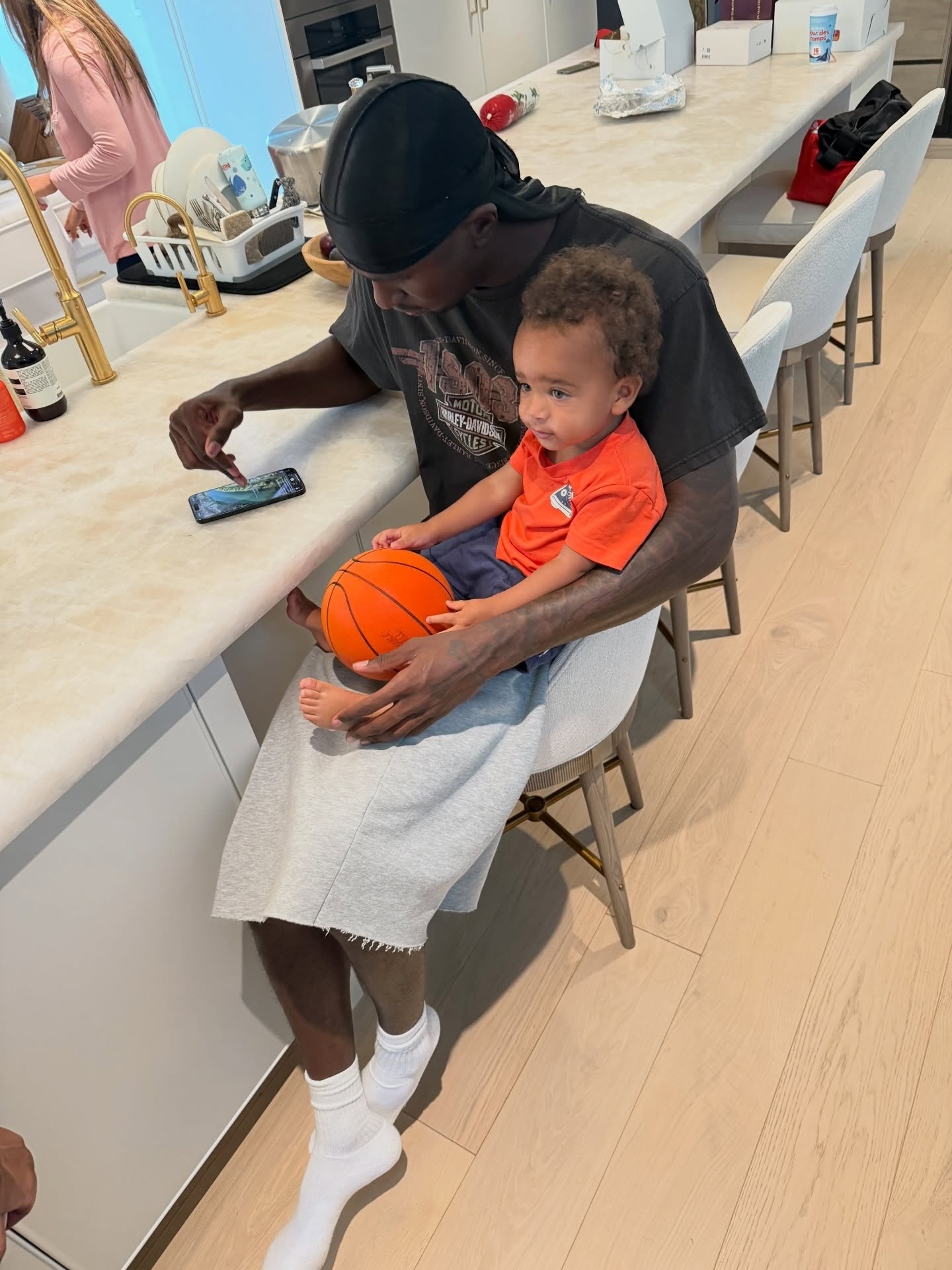 亚历山大的弟弟Thomasi晒Ares近照