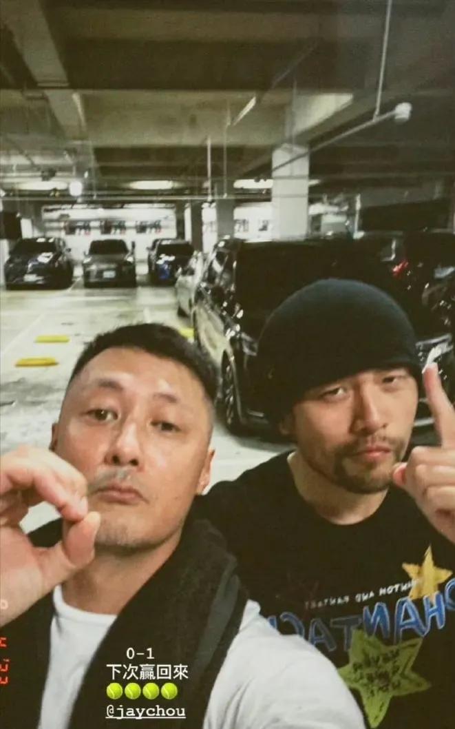 周杰伦脚受伤！
昨晚，周杰伦在更新动态时透露自己脚受伤了。他晒出了和余文乐打网球