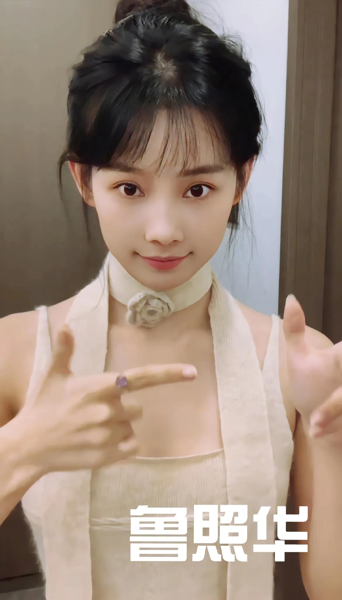 女明星，鲁照华。
#鲁照华好可爱#