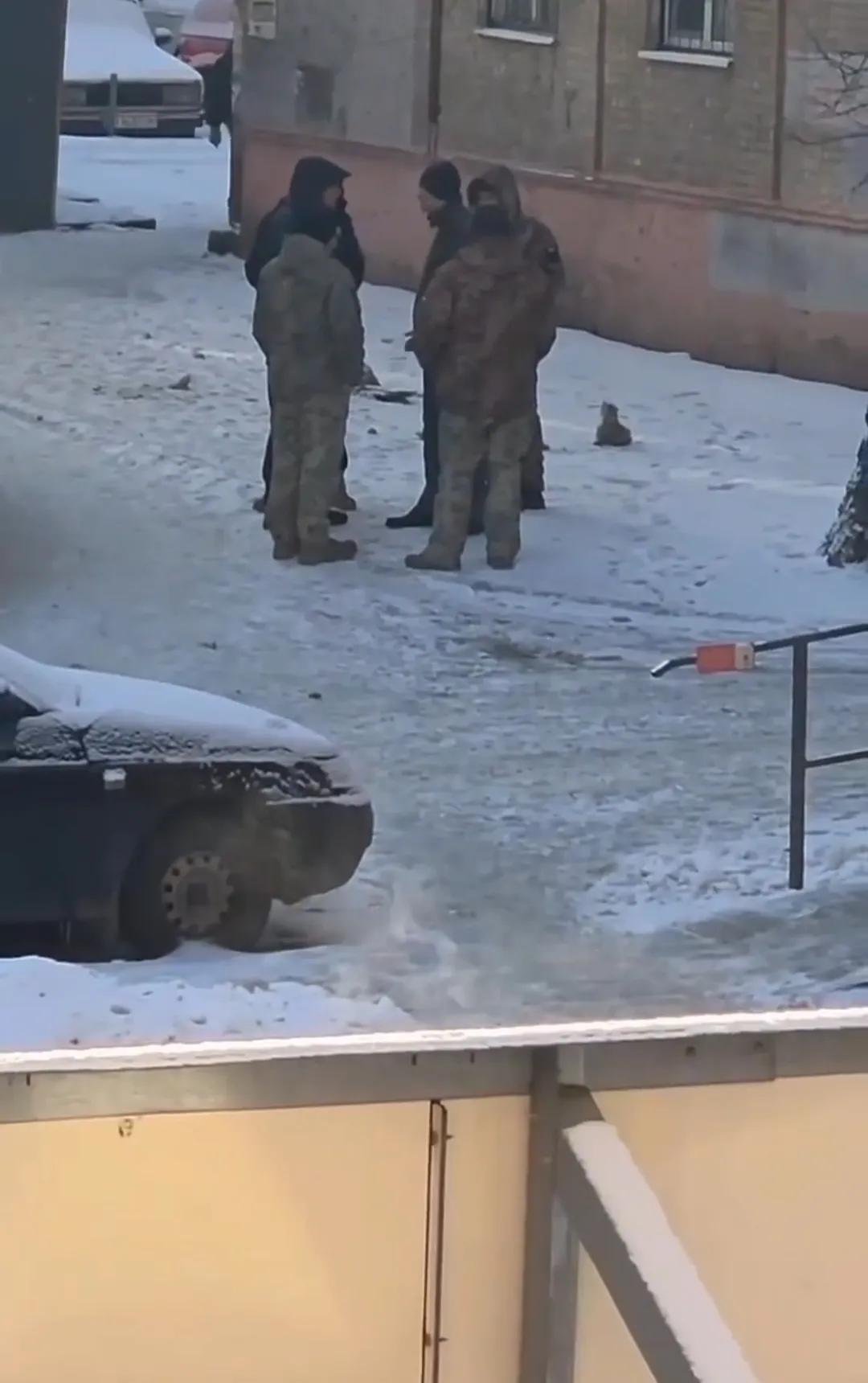 乌克兰哈尔科夫州首府哈尔科夫市的早上，一名成年男性在大街上被征兵办（TCC）的几