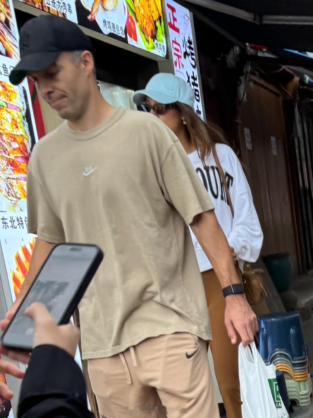 #宁波偶遇郑钦文和教练逛街##宁波偶遇郑钦文# 女王真的很酷飒 ​​​