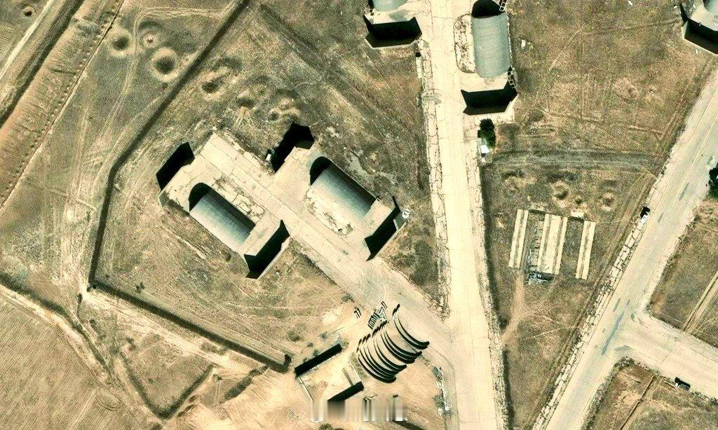 突发消息：为适应新一轮更大规模战争准备伊朗在哈马丹空军基地为新战机建造了加固掩体