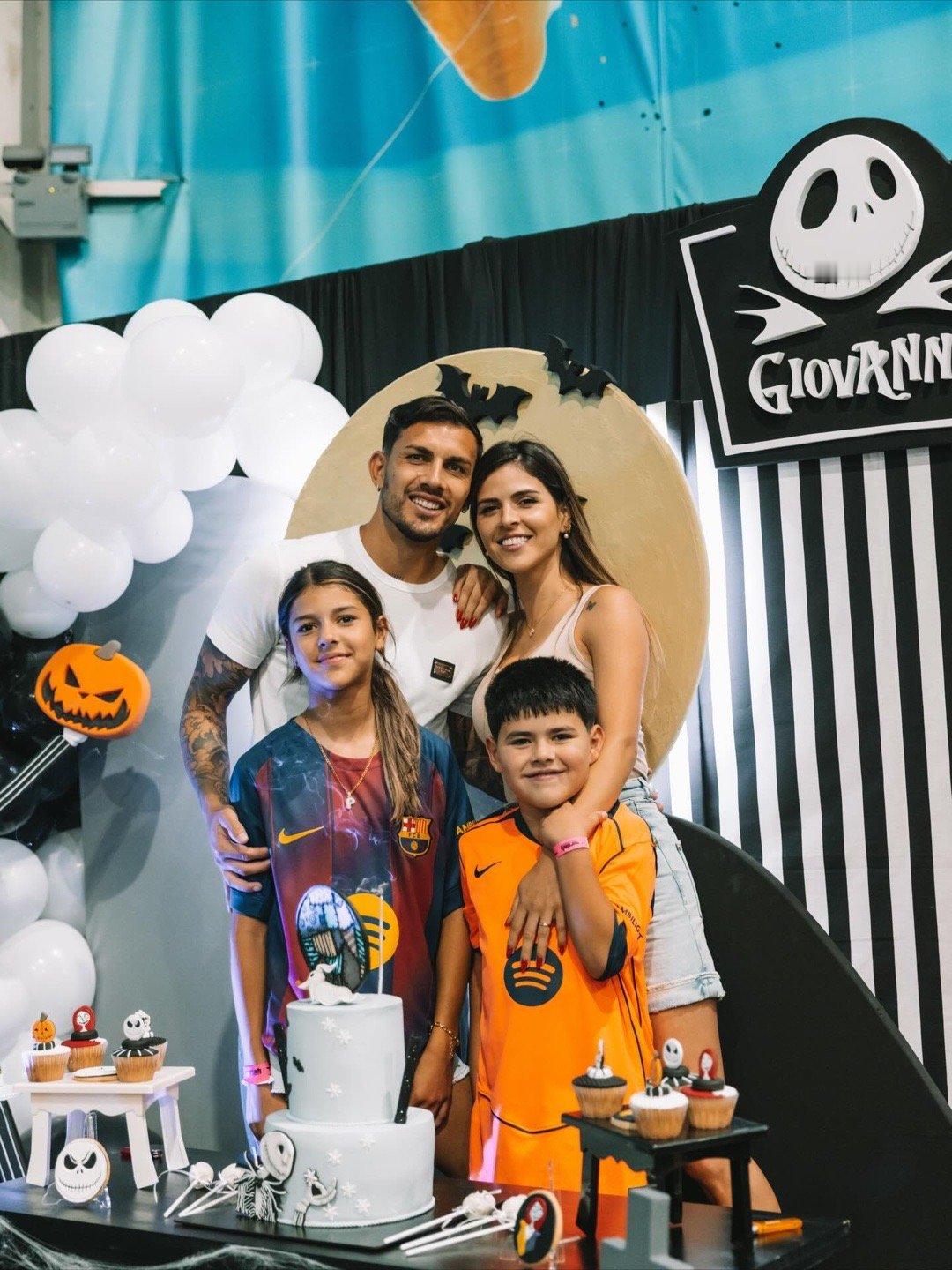 😍😍帕雷德斯分享了小儿子Gio过生日的照片🎂两个漂亮宝贝都穿着巴萨球衣。