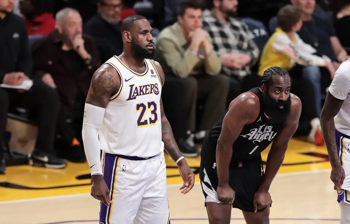 湖人队比破快船还破昵？詹姆斯也老了，41岁了还在打球，冬至吃个饺子就退了呗。 