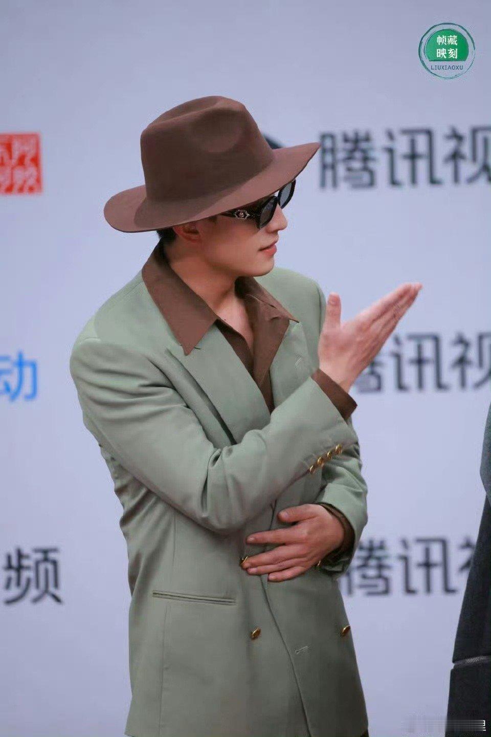 刘萧旭 度假老钱风 被刘萧旭的时尚表现力折服了！他不仅hold住了难度颇高的老钱