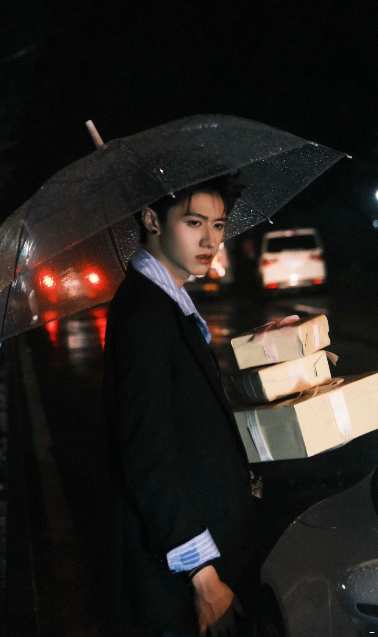 朱志鑫撑伞神图好喜欢雨中撑伞这一组 