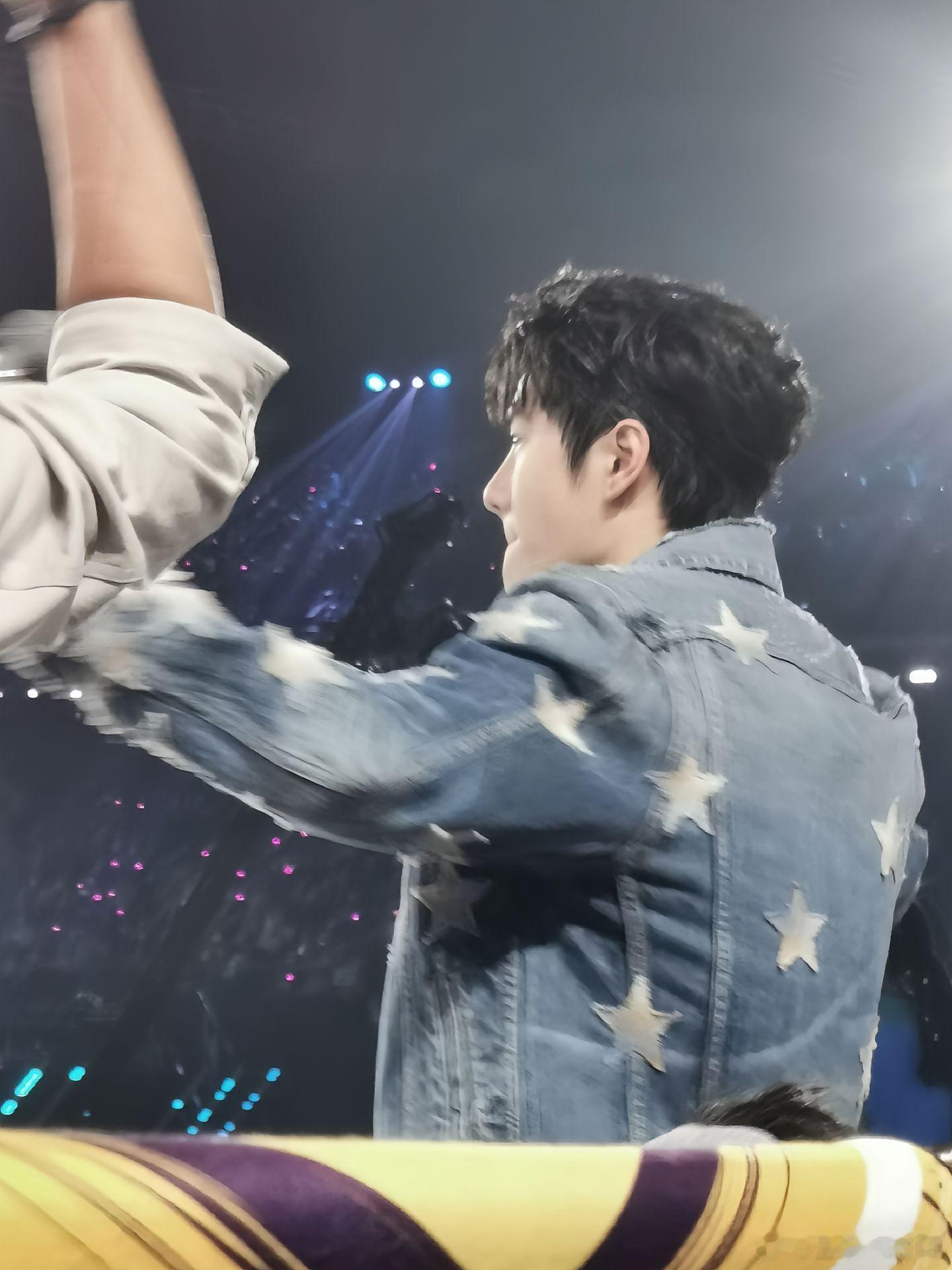 我竟然刷到了一组超绝的街舞生图！！！！！王一博