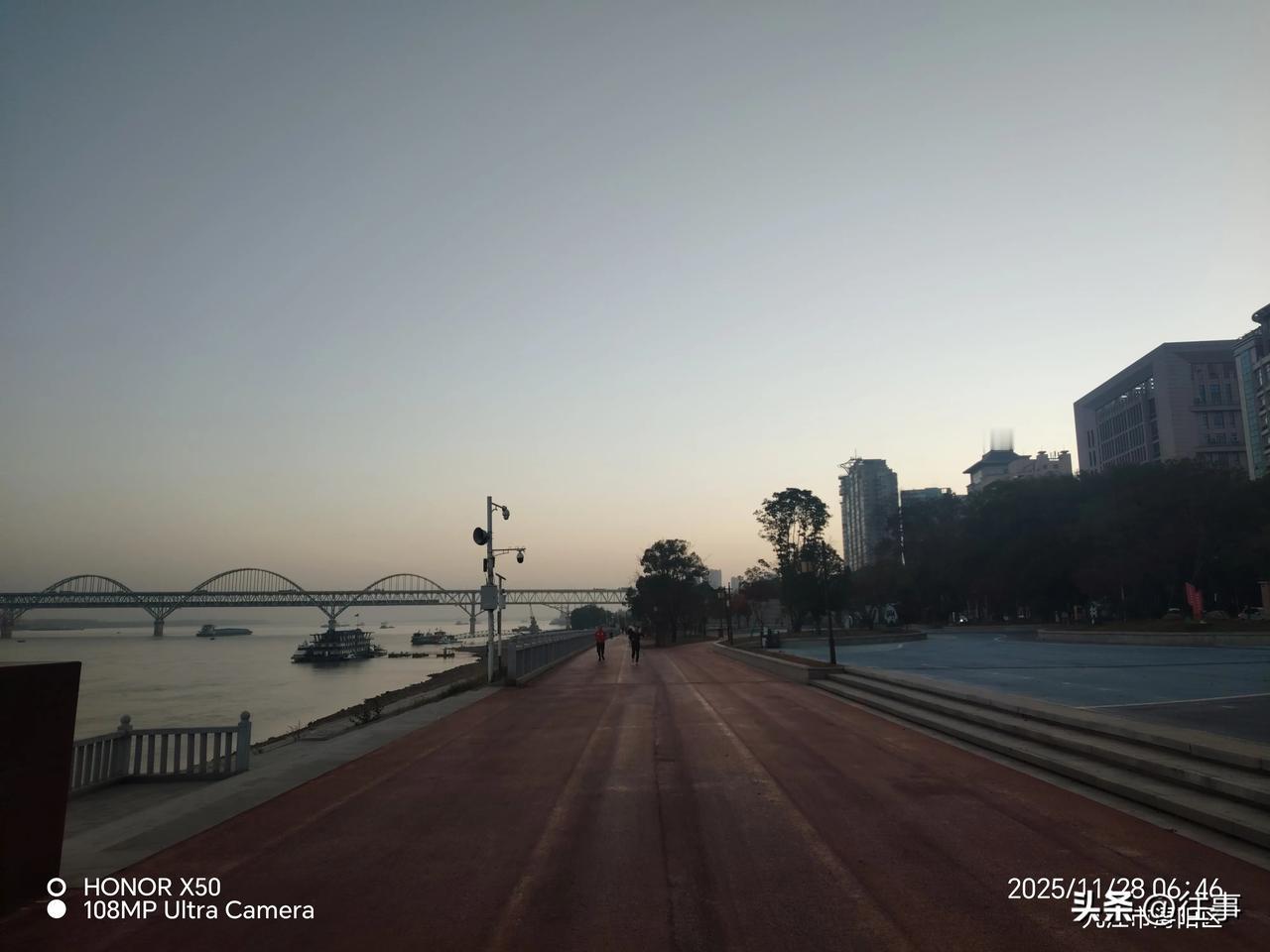 2025广州国际车展11月28日长江岸边晨练祝“2025广州国际车展”圆满成功