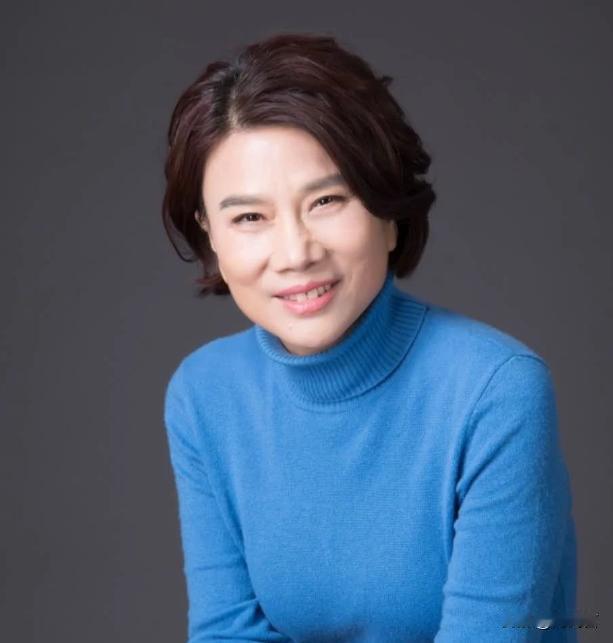 董明珠当上格力的董事长，第一件事就是换掉代言人成龙，她说：“与其一年拿出几千万来