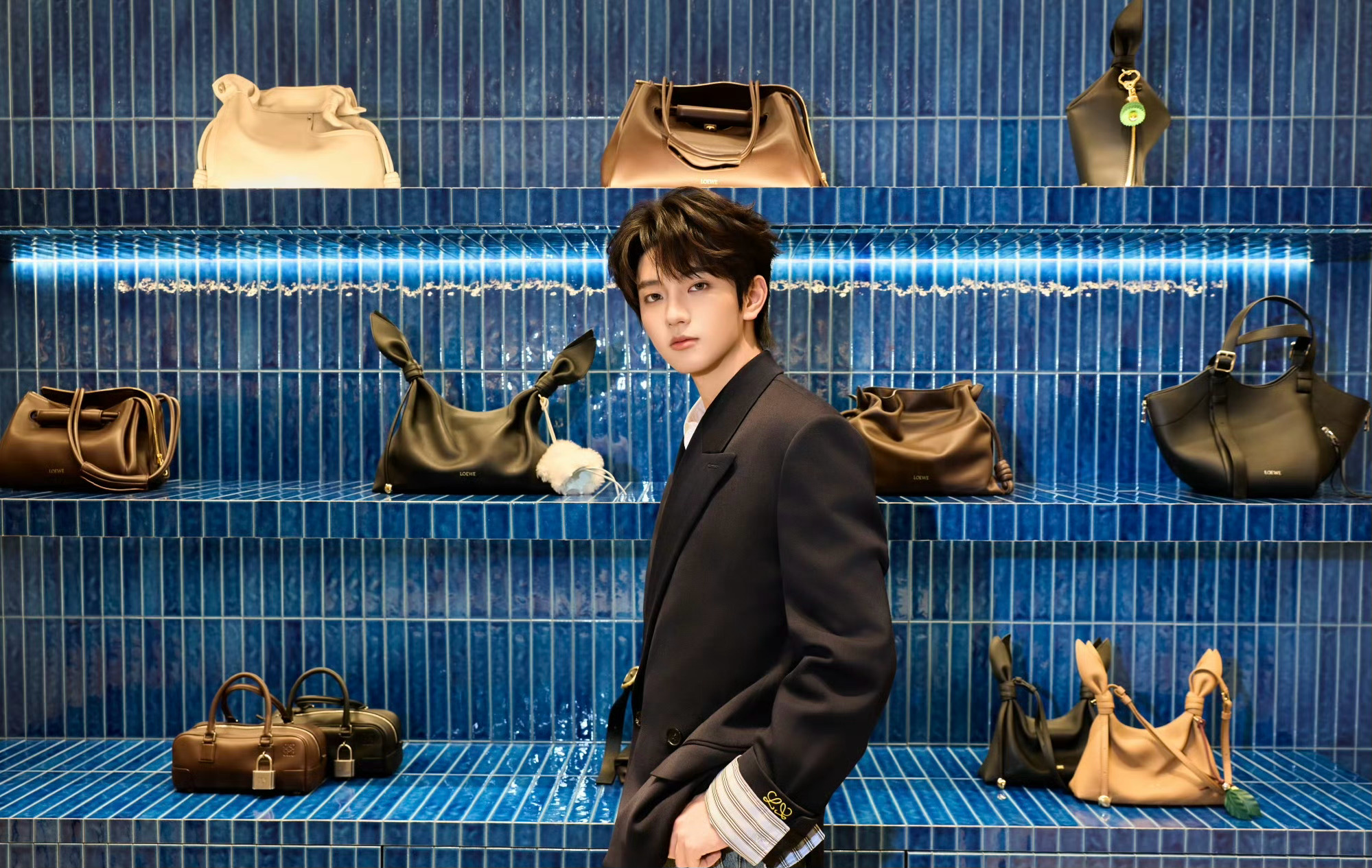 穆祉丞 in LOEWE 📷  亮相线下探店活动，黑西装配牛仔裤，简约清爽的罗