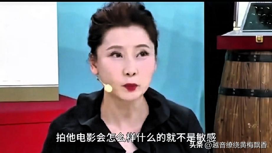 何赛飞在节目中称，张艺谋是一位极为敬业的导演。当年拍摄《大红灯笼高高挂》时，让原