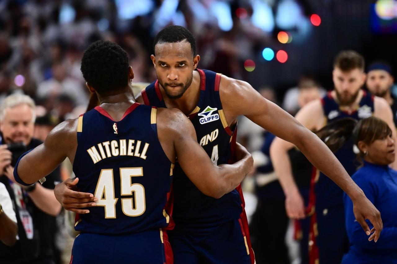 5月14日讯 NBA季后赛东部半决赛G5，骑士对阵活塞。比赛进行到下半场，骑士内