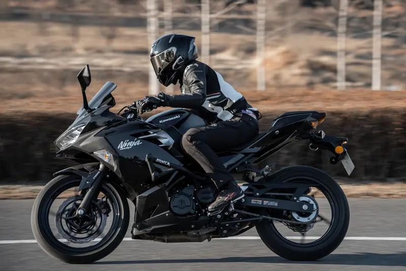 1月21日，男子服务区非要给摩托车加油，工作人员劝阻让先报备遭男子拒绝，男子故意