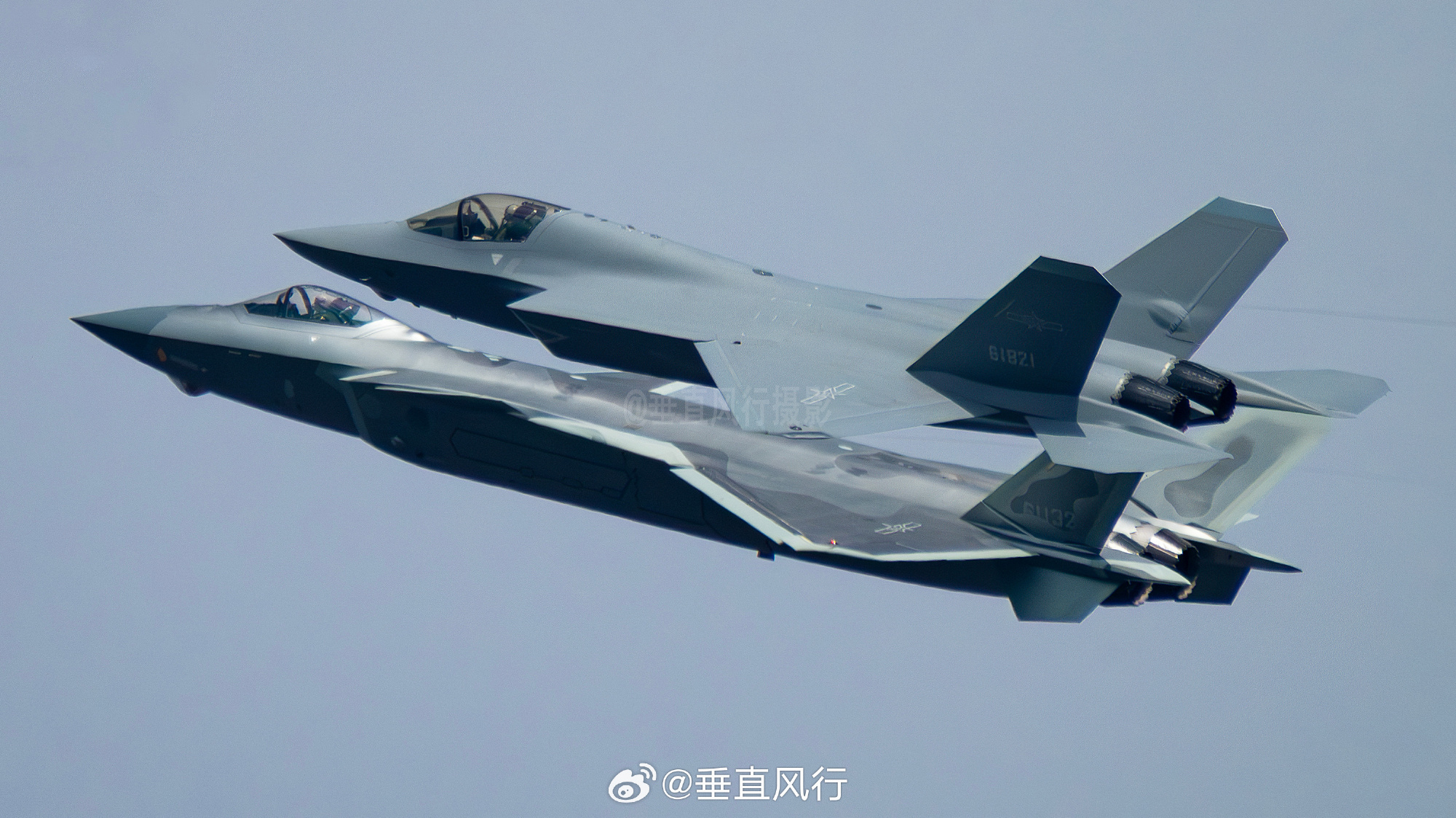 J20和J35A同框 [酷]美国的F22和F35相比，廉颇老矣 ！[偷笑]注意J