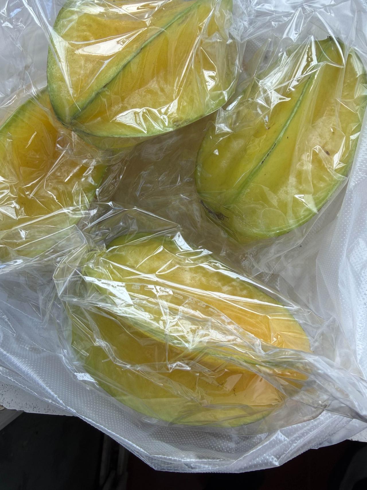 今天上午，我逛西安档子，在西仓东巷，看到一家卖洋桃的水果摊，不由被这种没见过的水