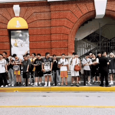 学生们开学，上班族上班，詹姆斯中国行还没到万人空巷的时候，但已经有许多球迷来碰运