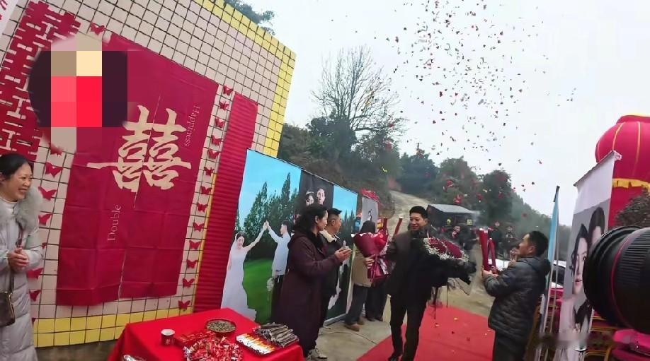 近日，四川乐山一新娘在自己出生的院子里举办“出阁宴”，新娘说:“我从小出生在这个