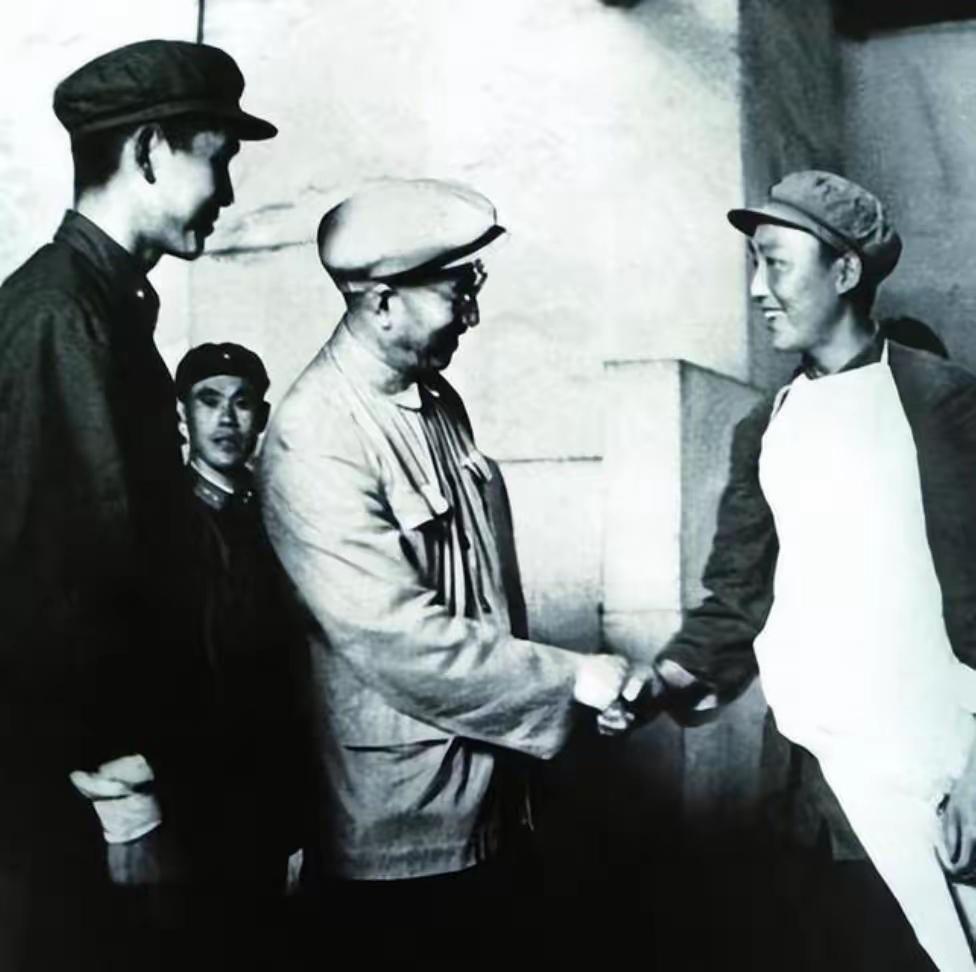 上世纪80年代，国家为劳苦功高的徐帅配备了一辆奔驰轿车，方便徐帅外出看病。车子刚