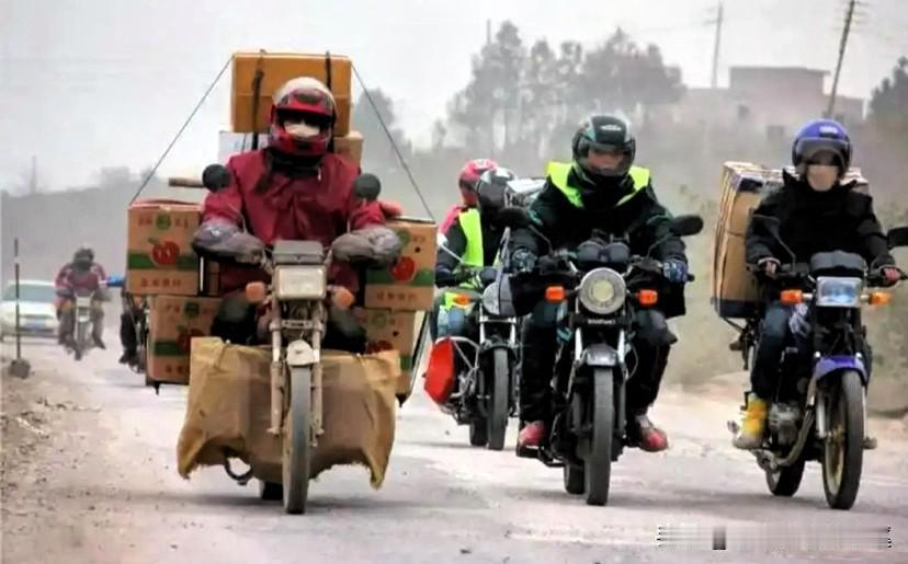 春运最让人心酸的画面：
成群摩托车队奔袭千里，
只为回家团圆！

寒风里裹着厚棉