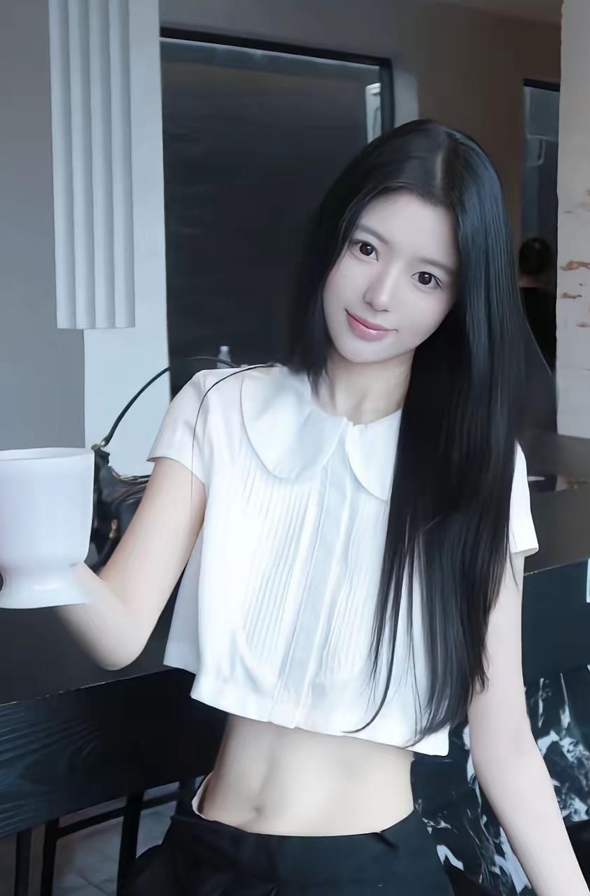 玉手捧瓷杯，笑语盈盈间。