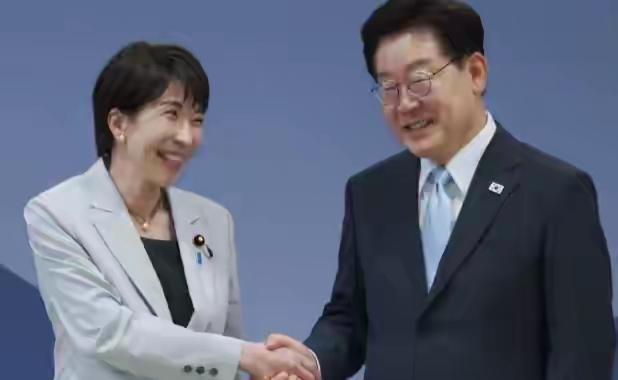 离谱！日本首相访韩全程失礼，拿他国领导人眼镜自拍，还当众聊“闹鬼”
 
5月20