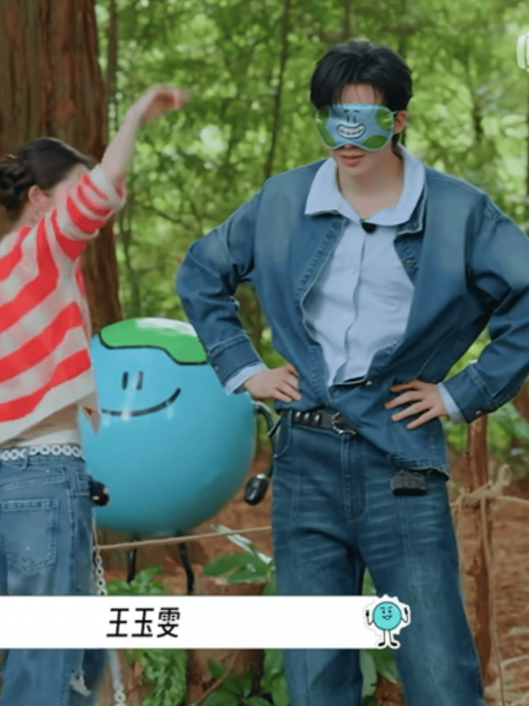 这个小可怜儿哈哈哈哈哈哈哈哈哈哈哈哈哈哈纯挨打  完了以后还要随机剪刀石头布投票
