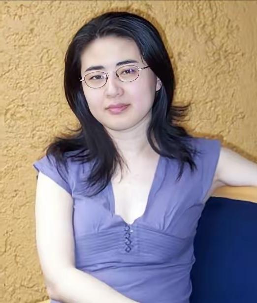 1999 年，28岁北大才女田晓菲嫁给自己的美国导师，父母气的咬牙切齿，但田晓菲