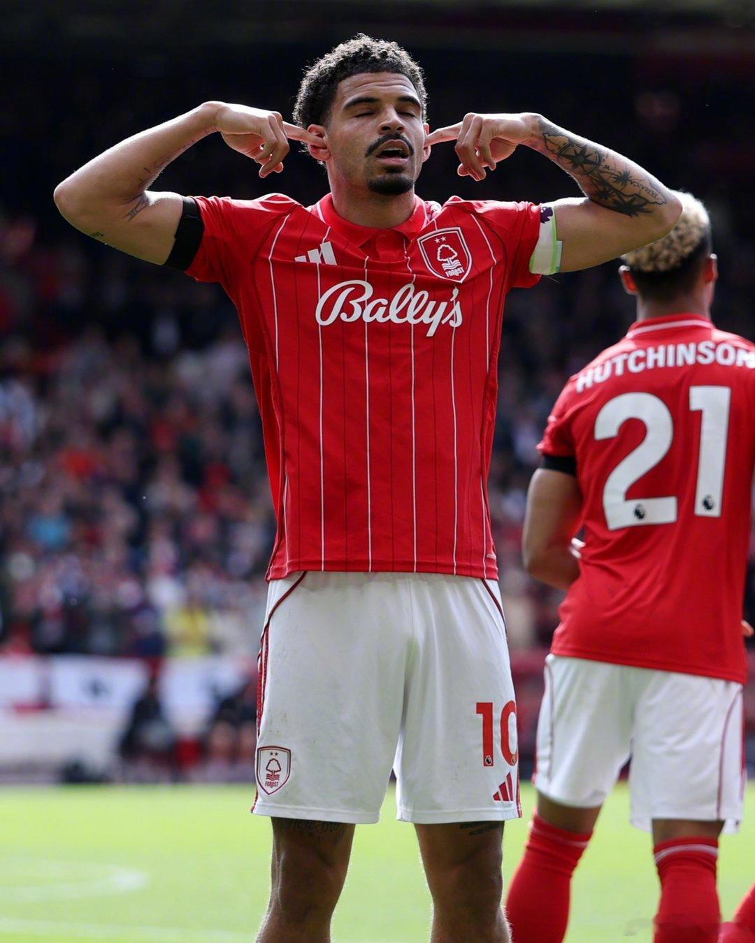 【吉布斯-怀特戴帽，诺丁汉森林拿下伯恩利！】森林33轮36分，西汉姆32轮32分