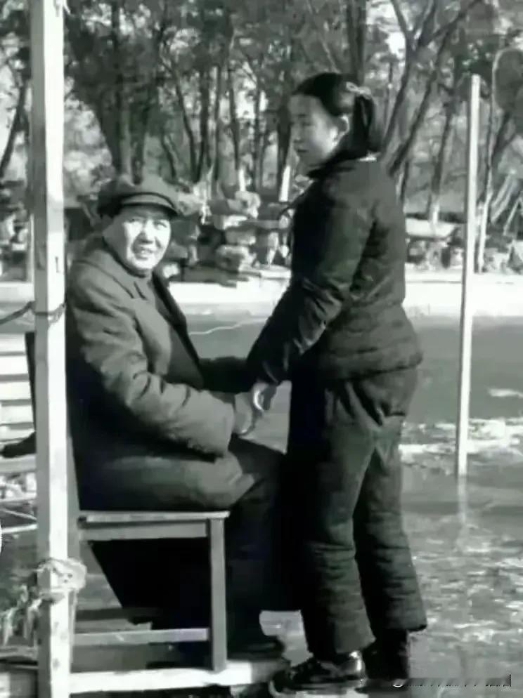 出席1921年召开的中国共产党第一次全国代表大会（简称中共一大）的正式代表共有1