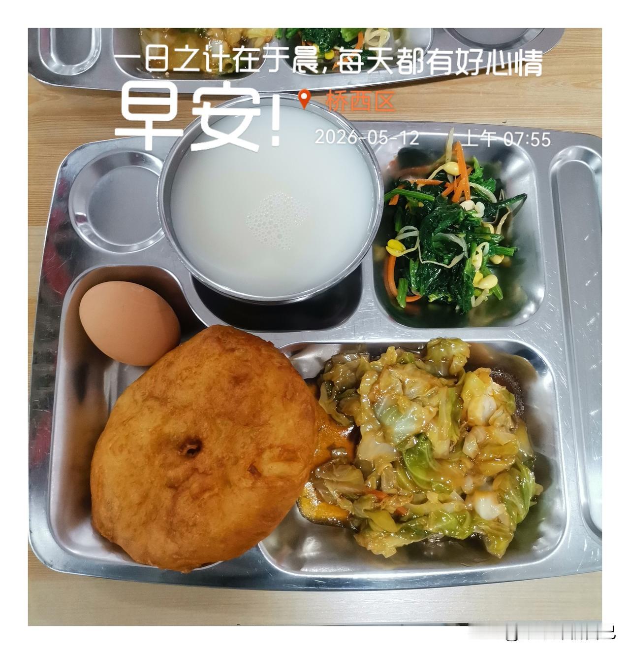 早上，送娃娃到学校门口路边，下电车的时候，没有帮她把书包带背好，耷拉着一根带子，