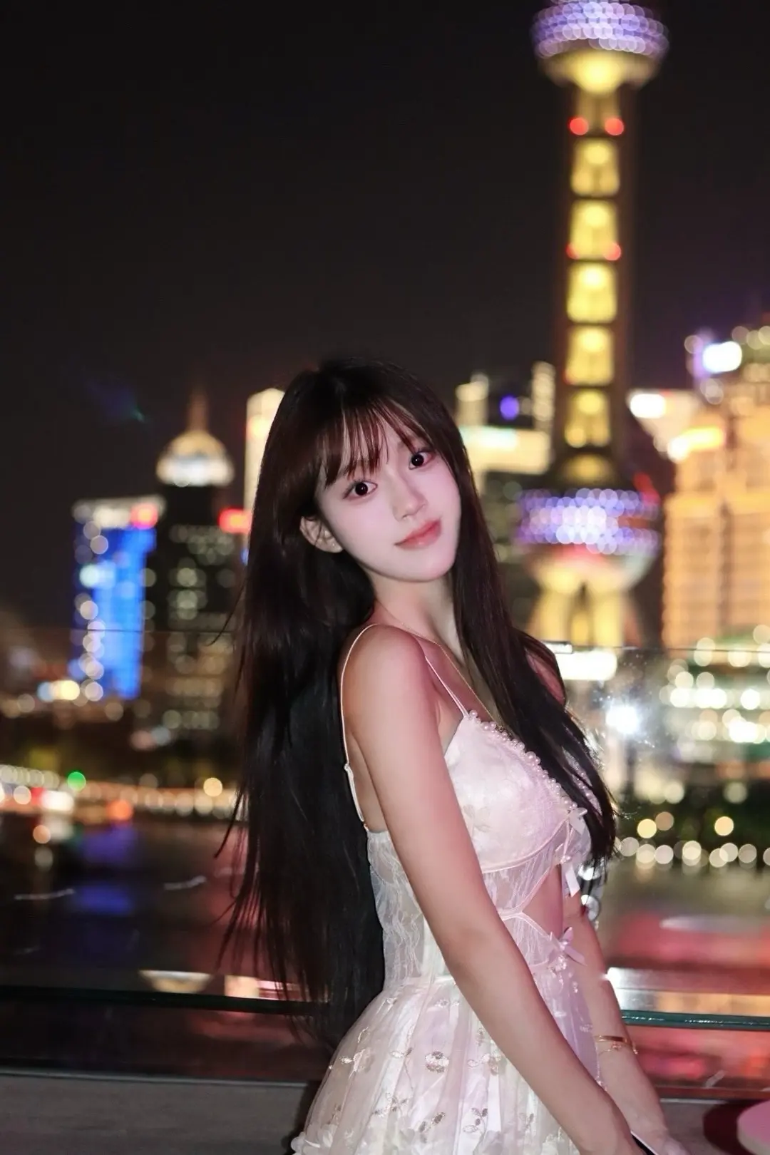 女孩总在年轻的时候追寻女人味 身上就会有种稚子天真感和雌性荷尔蒙混合交...