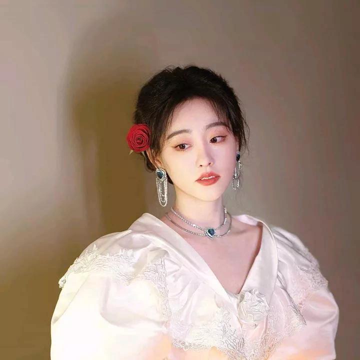 古典优雅，红玫瑰点缀，古装美人韵味十足