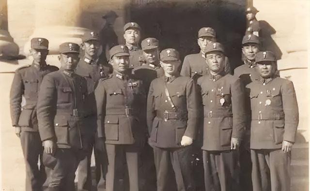 王耀武被俘后，在战犯管理所历经思想改造，逐渐认清历史大势。他牵挂家人，尤以女儿王