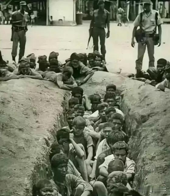 1965年的印度尼西亚布兰塔斯河，无数华人的尸体将河道堵塞，整个大地被染成一片红