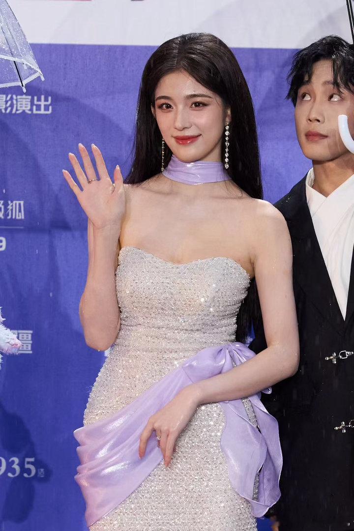 钟丽丽被雨淋了 红毯上的雨说来就来，钟丽丽那个位置注定要被淋。她没有试图躲，也没