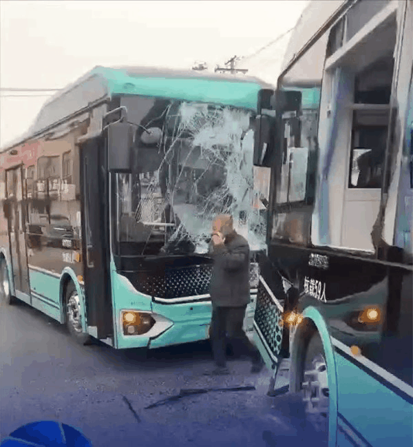 山东烟台，同一公交公司的两辆公交车发生碰撞，然后向保险公司进行理赔，谁知保险公司