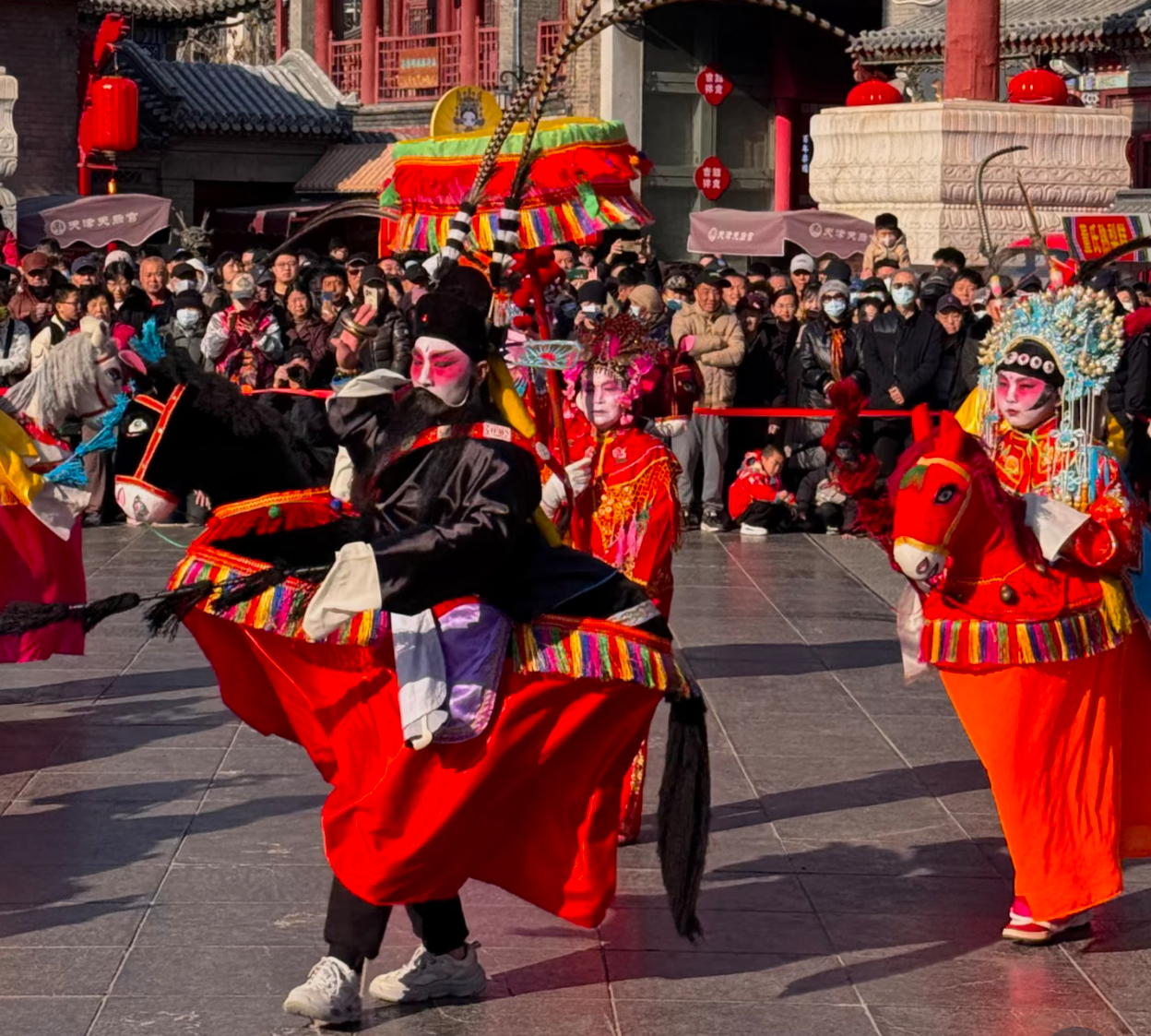 大年初三偶遇跑驴与踩高跷两大传统项目，必须拍照留念。跑驴作为北方民俗表演的经典，